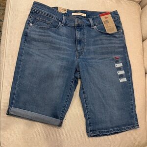 NWT Women’s Levi’s Classic Bermuda Shorts - Size 29
